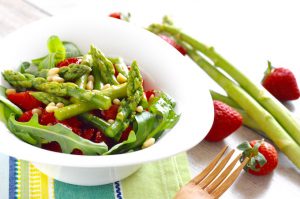 Erdbeer-Spargel Salat mit Zedernüsse
